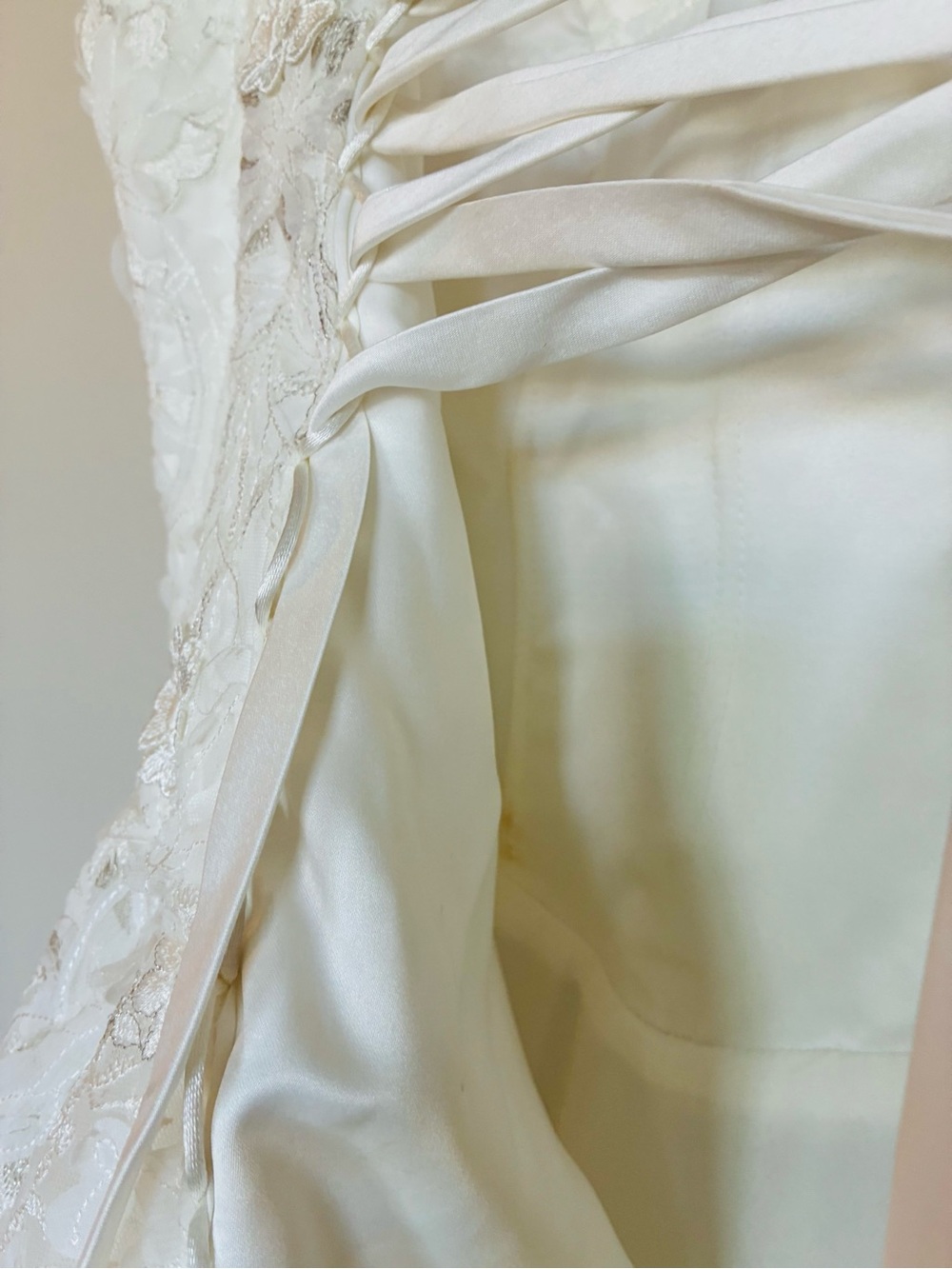 Size M Stunning Lace Wedding Gown - Picture 12 of 16